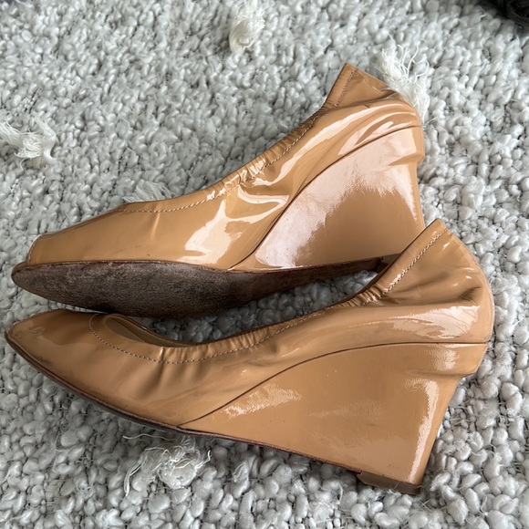 BEAUTIFUL Vera Wang wedge patent leather peep toe shoes. Tan. Size 9 (40 EU). - Picture 3 of 8